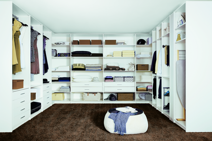 Wohlig. Warm. Zeitlos. Dieses Wohnzimmer bringt die perfekte Balance aus Natürlichkeit und modernem Design. Ein Ort zum Ankommen und Durchatmen – mit Kaminfeuer, Holz und weichen Stoffen.